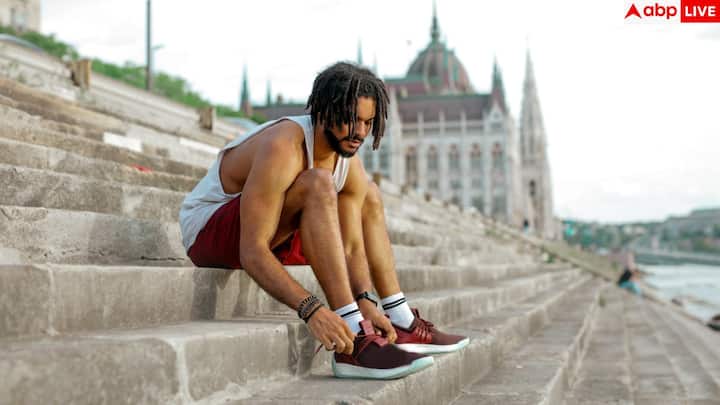 अमेरिका के जाने-माने कार्डियोलॉजिस्ट डॉ. दिमित्री यारानोव ने बताया कि झुकते ही आने वाली सांस की कमी जिसे बेंडोपीना कहा जाता है, वह दिल की सेहत बिगड़ने का शुरुआती अलार्म हो सकता है. कई बार यह परेशानी सीने में दर्द या सूजन जैसी सामान्य हार्ट फेलियर की शिकायतों से पहले दिखाई देती है.