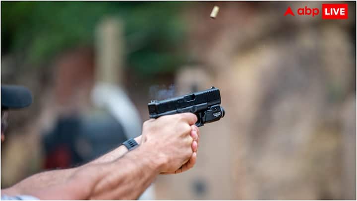 बता दें, अमेरिका में लोगों को 1971 में हथियार रखने का अधिकार दिया गया था. संविधान में संशोधन करने के बाद कोई भी व्यक्ति हथियार खरीद सकता था. इसे द गन कंट्रोल एक्ट के नाम से जाना जाता है, जिसके बाद अमेरिका में गन कल्चर तेजी से बढ़ता चला गया.