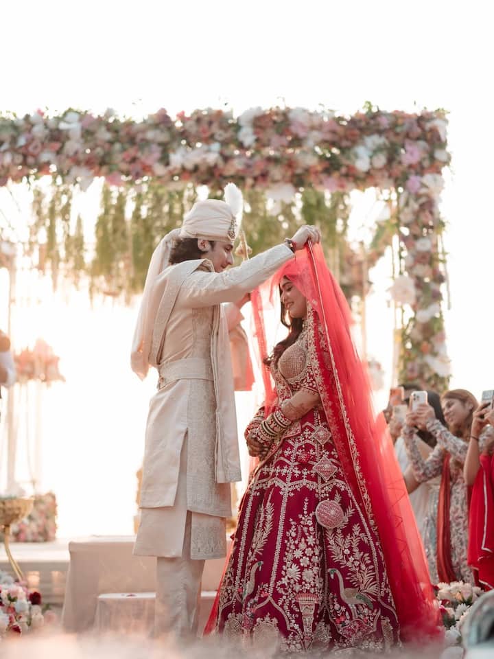 रश्मि देसाई ने कमेंट करते हुए लिखा, 'बधाई हो तमने', अविका गौर ने लिखा, 'बधाई हो, नील नितिन मुकेश ने लिखा, 'आपको बधाई हो’, इनके अलावा हितेन तेजवानी ने लिखा, 'बधाई हो दोस्तों..'