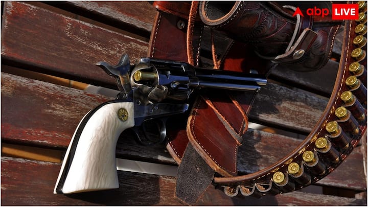 जहां भारत जैसे देश में आम नागरिकों के लिए हथियार रखने के लिए कड़े नियम बनाए गए हैं, तो अमेरिका में ऐसा नहीं है. अमेरिकी कानून के मुताबिक, 18 साल से अधिक उम्र का कोई भी व्यक्ति सीधे बंदूक खरीद सकता है.