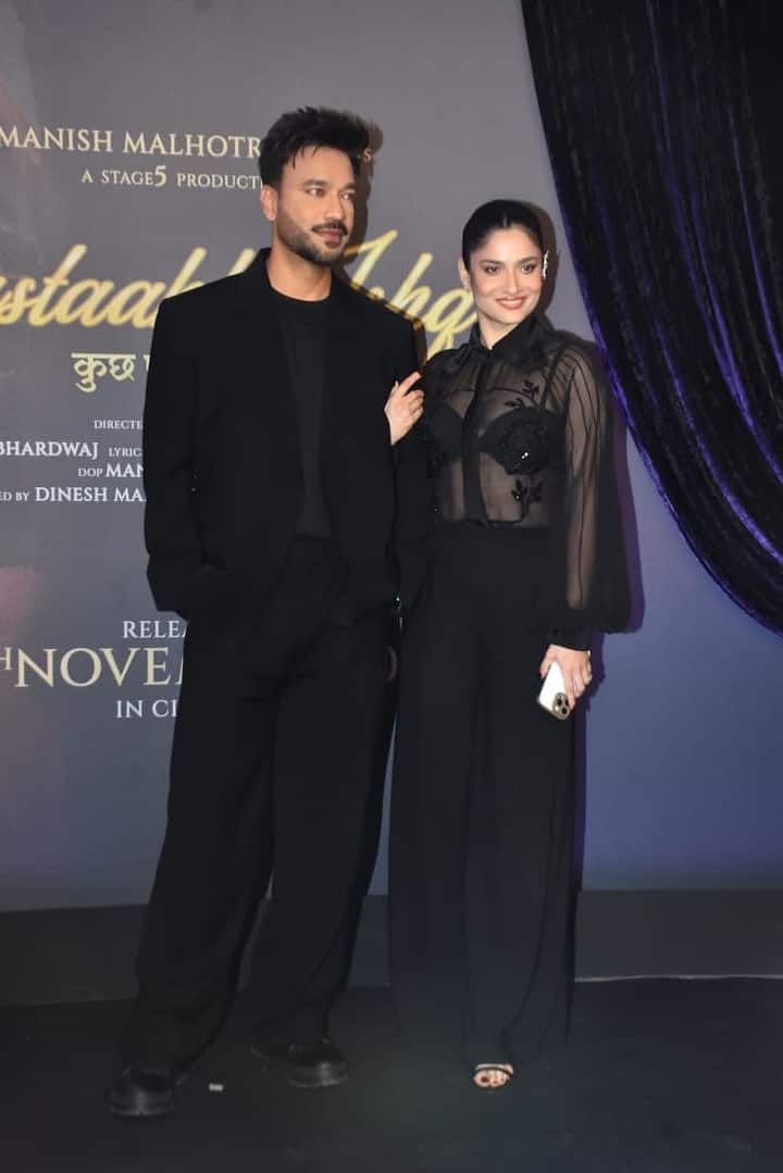 अंकिता लोखंडे अपने पति विक्की जैन के साथ पहुंची थीं. दोनों को इस दौरान ब्लैक में ट्विनिंग करते देखा गया.