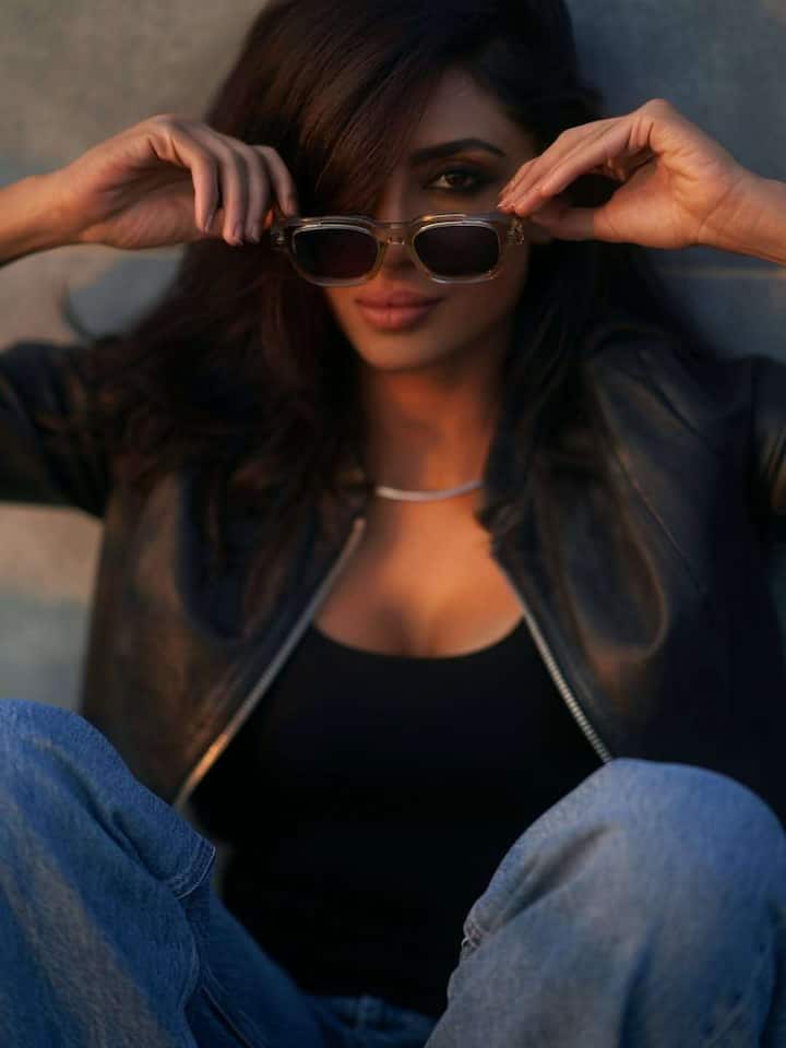 మోడ్రన్ డ్రెస్‌లో స్టైలిష్ క్యూట్ లుక్స్‌కు ఫ్యాన్స్ ఫిదా అయిపోయారు. 'ఫ్రెండ్లీ నైబర్ హుడ్ స్పెషల్ ఏజెంట్' అంటూ ఆమె క్యూట్ మూమెంట్స్ షేర్ చేశారు.