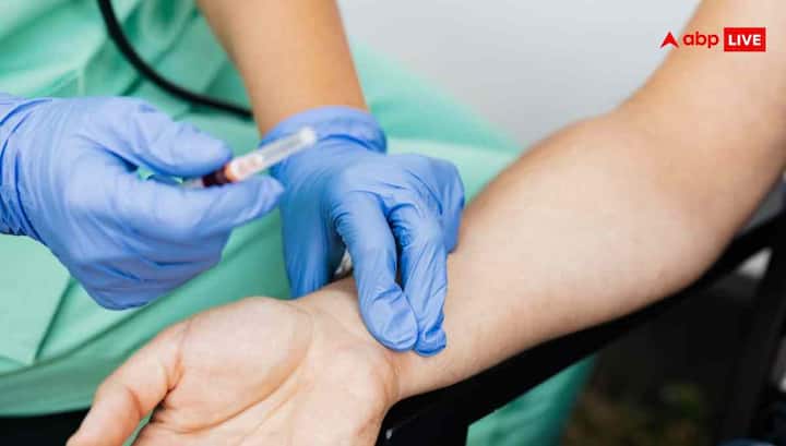 Hypoglycemia का मतलब शरीर में शुगर का सामान्य स्तर से नीचे आना है. सामान्य शुगर लेवल लगभग 80 mg/dL या उससे ऊपर होता है. बुजुर्गों या जिन लोगों में दूसरी बीमारियां हैं, उनके लिए यह स्तर थोड़ा ऊंचा होना चाहिए. जब शुगर 70 mg/dL के करीब आती है, तब शरीर हमें चेतावनी देने लगता है.