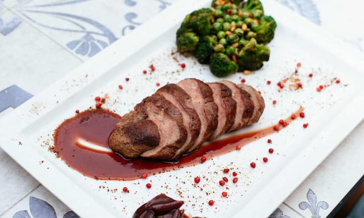 इसके अलावा CIC में एक आरटीआई के दौरान पूछा गया कि क्या ट्रेनों में अनिवार्य रूप से हलाल मीट दिया जाता है. इसे लेकर रेलवे ने साफ किया कि हलाल मीट अनिवार्य करने वाला कोई दस्तावेज या नीति मौजूद नहीं है.