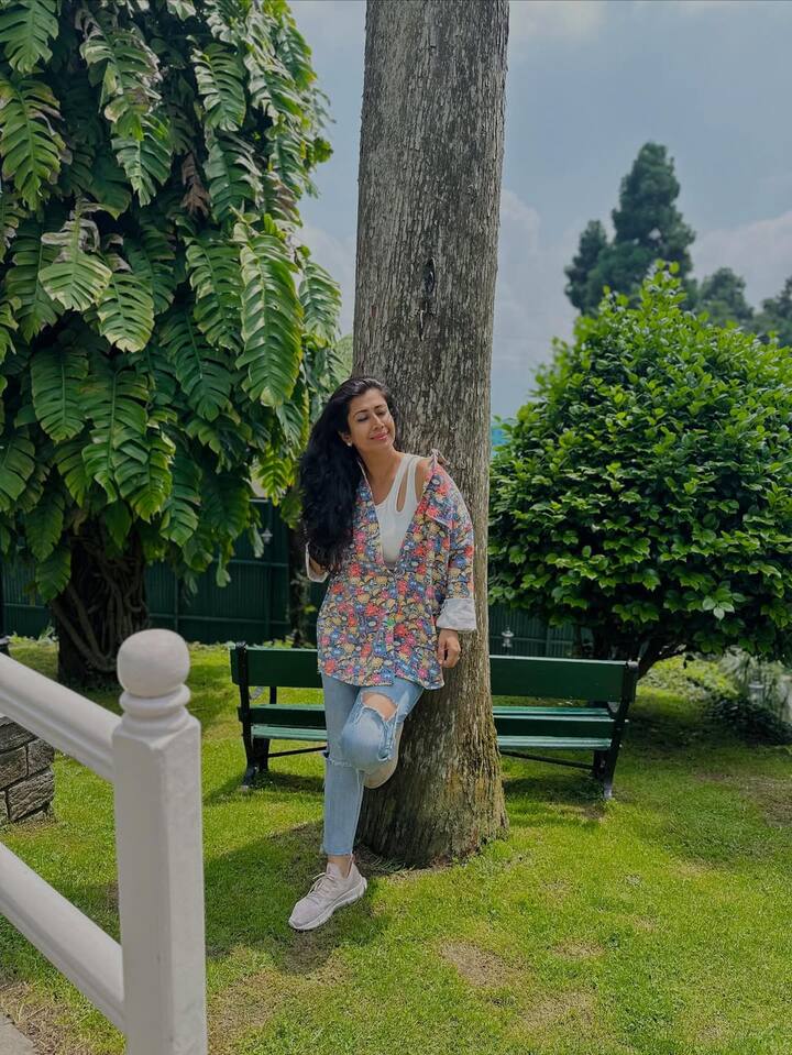 एक्ट्रेस सोशल मीडिया पर काफी एक्टिव रहती हैं जहां वो अपनी खूबसूरत तस्वीरें शेयर करती है.