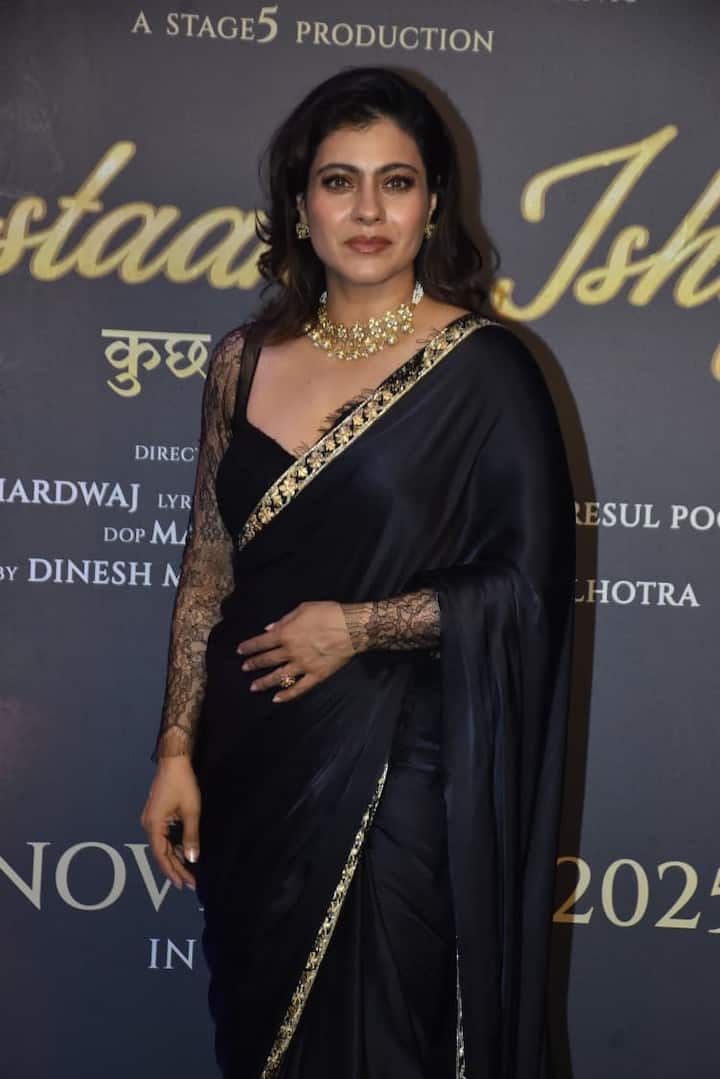 मनीष मल्होत्रा की करीबी दोस्त काजोल भी इवेंट में शामिल हुईं. ब्लैक कलर की साड़ी, फुल स्लीव्स ब्लाउज और गोल्डन जूलरी पहने वो बेहद हसीन दिख रही थीं.