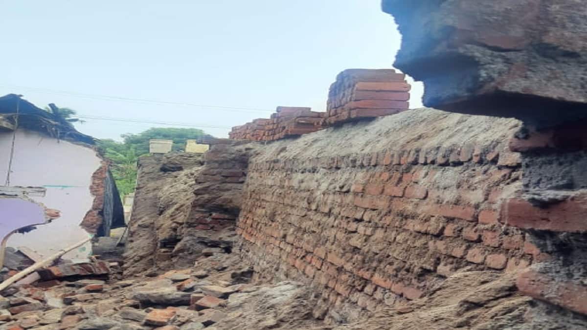 கும்பாபிஷேக பணிகள்... புதிதாக கட்டப்பட்ட சுற்றுச்சுவர் இடிந்து விழுந்து 3 பேர் காயம்