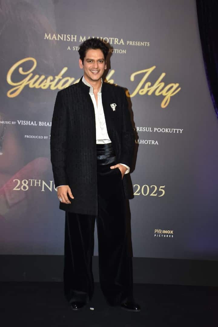 फिल्म में विजय वर्मा बतौर लीड एक्टर दिखाई दिए हैं. स्क्रीनिंग में वो व्हाइट शर्ट के साथ ब्लैक सूट पहने नजर आए.