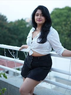 Poonam Bajwa Photo: પોલ્કા ડોટ શર્ટ અને શોર્ટ્સમાં ગ્લેમરસ લાગી પૂનમ બાજવા