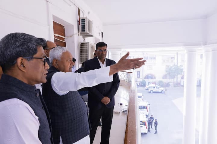 उन्होंने यह भी कहा कि आगंतुकों के बैठने और उनकी सुविधाओं का भी ख्याल रखें. मुख्य सचिवालय को और बेहतर एवं व्यवस्थित बनाने की योजना पर काम करें.