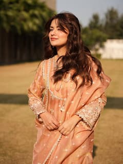 माथे पर बिंदी, अनारकली सूट और कातिल स्माइल, अवनीत कौर ने देसी लुक से लूटा फैंस का दिल