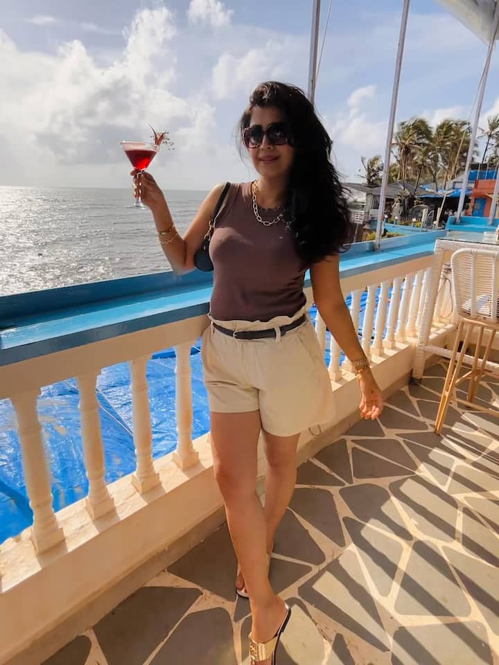 अंकिता का ये लुक काफी स्टाइलिश और मॉडर्न है उन्होंने शॉर्ट्स और टॉप पहना है. गॉगल्स लगाए एक्ट्रेस काफी कूल अंदाज में पोज दे रही हैं.