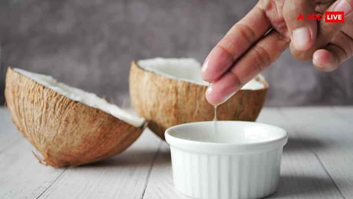 नारियल तेल एक बेहतरीन नेचुरल मॉइस्चराइजर है. रात में सोने से पहले पैर धोकर अच्छी तरह सुखाएं. अब एड़ियों पर नारियल तेल लगाकर 5 मिनट मसाज करें. यह स्किन की गहराई तक जाकर नमी बनाए रखता है और फटी दरारों को भरने में मदद करता है. रोज करने पर एड़ियां जल्दी ठीक होती हैं.