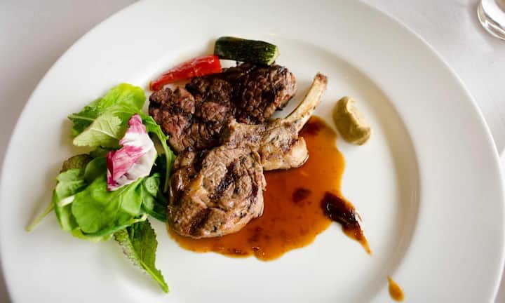 वहीं कभी हलाल फूड को मुस्लिम मील का नाम दिया गया था जिस पर विरोध हुआ. इसके बाद अब कंपनी इसे स्पेशल मील कह रही है लेकिन यह मील हलाल सर्टिफाइड ही रहेगा.