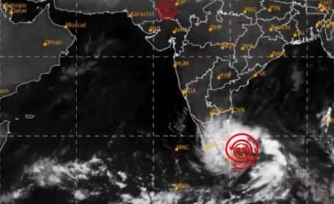 Cyclone Ditwah The Meteorological Department has made a big forecast Cyclone Ditwah: ખતરનાક વાવાઝોડું દિતવાહ વધી રહ્યું છે આગળ, હવામાન વિભાગે 5 રાજ્યોમાં ભારે વરસાદની આગાહી કરી
