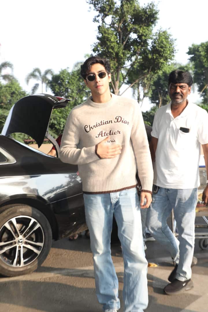 उनके लुक की बात करें तो उन्होंने डेनिम और स्वेटशर्ट पहनी थी. जिसमें वो काफी हैंडसम दिख रहे थें.