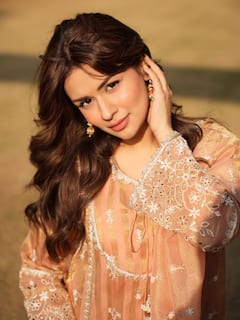 माथे पर बिंदी, अनारकली सूट और कातिल स्माइल, अवनीत कौर ने देसी लुक से लूटा फैंस का दिल