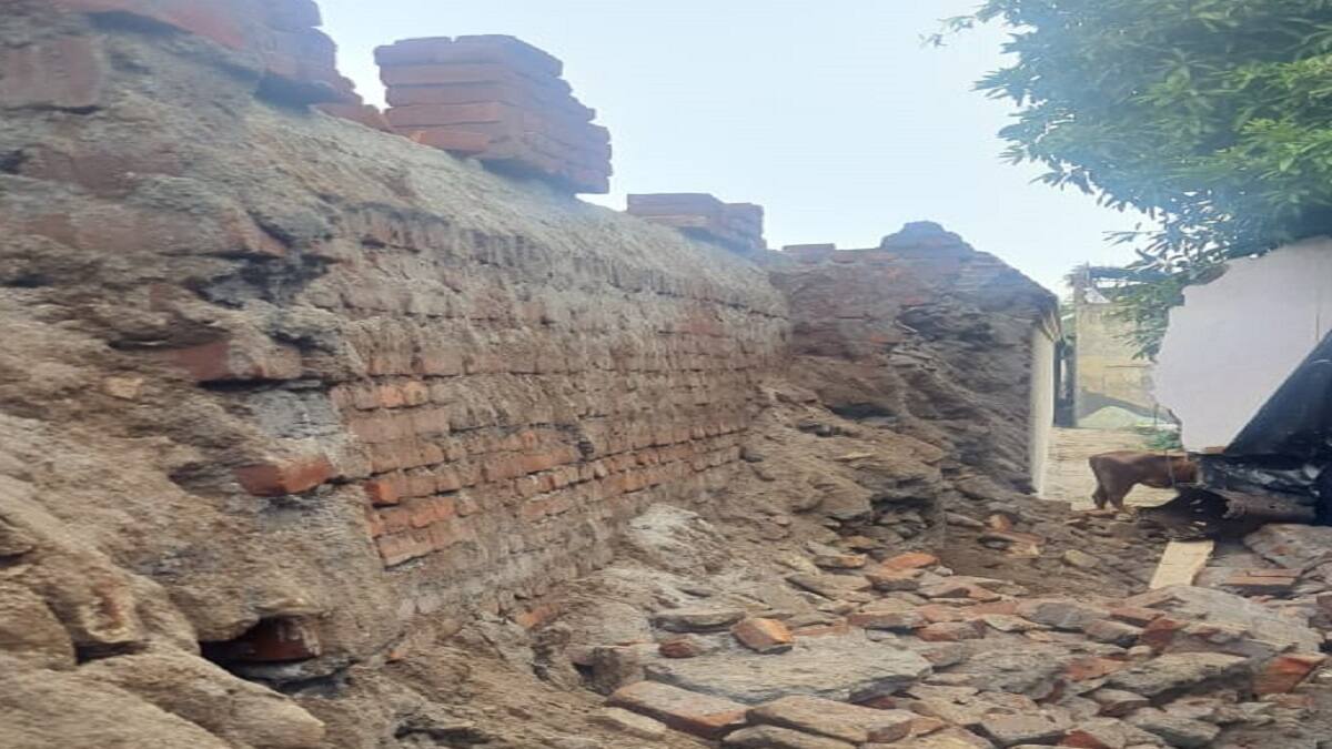 கும்பாபிஷேக பணிகள்... புதிதாக கட்டப்பட்ட சுற்றுச்சுவர் இடிந்து விழுந்து 3 பேர் காயம்