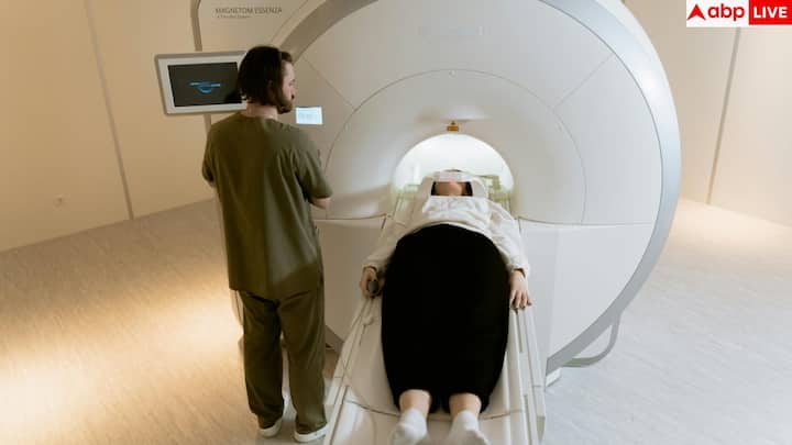 ज्यादातर लोग मानते हैं कि ठीक महसूस हो रहा है तो सब ठीक है, लेकिन असली परेशानी यही है कई गंभीर बीमारियां शुरुआत में कोई लक्षण नहीं दिखातीं. हाई BP, शुगर, फैटी लिवर या थायरॉयड जैसी दिक्कतें सालों तक चुपचाप बढ़ती रहती हैं. नियमित जांचें ही बताती हैं कि अंदर क्या चल रहा है.