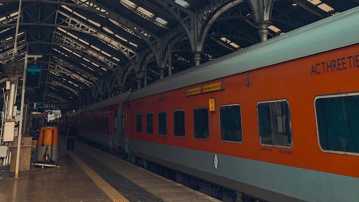 ऐसे में एक इलेक्ट्रिक इंजन बनाने की लागत 12 से 15 करोड़ रुपये, डीजल इंजन बनाने की लागत 10 से 12 करोड़ रुपये होती है. यानी एक ट्रेन का इंजन ही इतना महंगा है जितना एक मल्टीस्टोरी अपार्टमेंट प्रोजेक्ट का बजट होता है. हर ट्रेन का आधार उसकी बोगी होती है. पहिए, एक्सल, ब्रेक और शॉक सिस्टम इन्हीं पर लगे होते हैं.