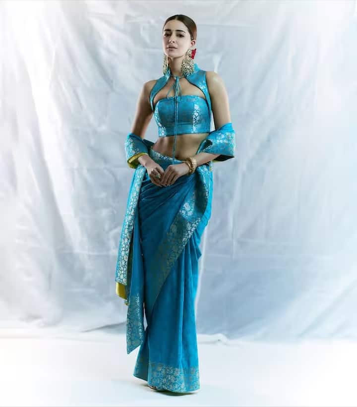 डिजाइनर प्रियंका कपाड़िया ने अपने सोशल मीडिया हैंडल पर ये तस्वीरें शेयर की हैं और इनमें से एक फोटो में अनन्या पांडे की खूबसूरती साफ झलक रही है। इस नए लुक में एक्ट्रेस बेहद खूबसूरत लग रही हैं और उनसे नजरें हटाना वाकई मुश्किल है।