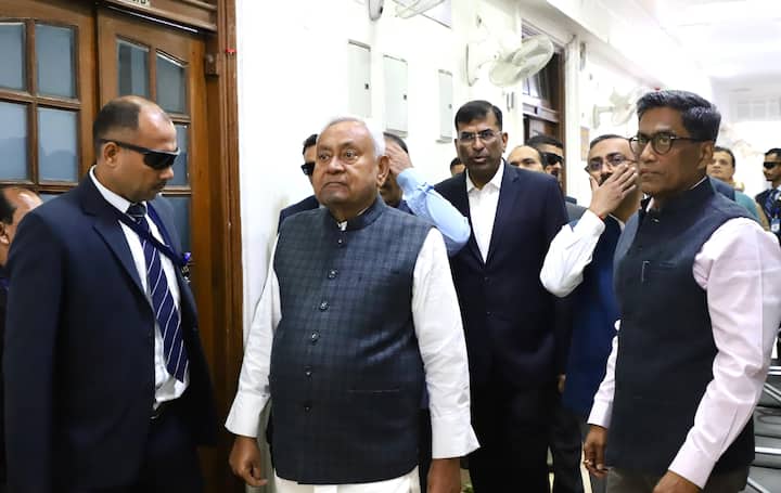 मुख्यमंत्री नीतीश कुमार सुबह-सुबह निरीक्षण करने के लिए निकले थे. उनके साथ अधिकारी भी मौजूद रहे.