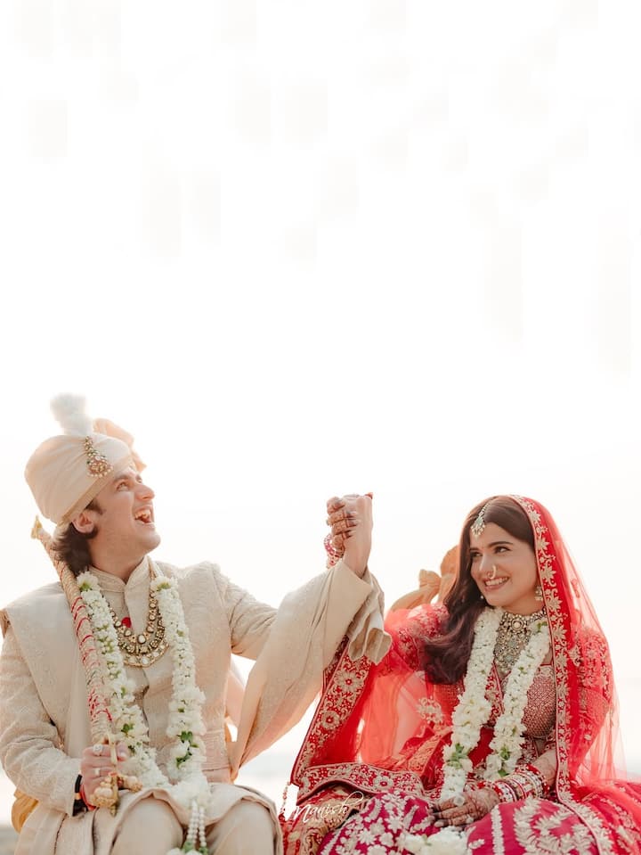 भाविन भानुशाली ने अपनी नई दुल्हन दिशा चंद्रेजा संग ये फोटोज शेयर करते हुए लिखा, 'तू मारी ने हूं तारो थाई गयो- 27.11.25..'