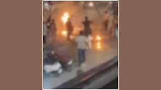 Video : हातात पेट्रोल घेऊन आला, बाॅयफ्रेंडनं नर्स गर्लफ्रेंडसमोर स्वतःला पेटवलं, जळत्या अवस्थेत रुग्णालयाच्या पहिल्या मजल्यावरून उडी मारल्यानंतही जिवंत जळत राहिला