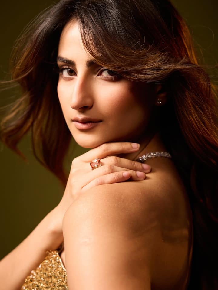 अब पलक तिवारी के मेकअप और हेयरस्टाइल की बात करें तो ये भी काफी खूबसूरत है. अपनी ज्वेलरी को उन्होंने मिनिमल ही रखते हुए स्टेटमेंट नेकपीस कैरी किया है. इसके साथ स्टेटमेंट इयरिंग्स एड करते हुए उन्होंने ये लुक कंप्लीट किया. सटल मेकअप और खुले बालों में उन्होंने अपने इस लुक को फाइनल टच दिया.