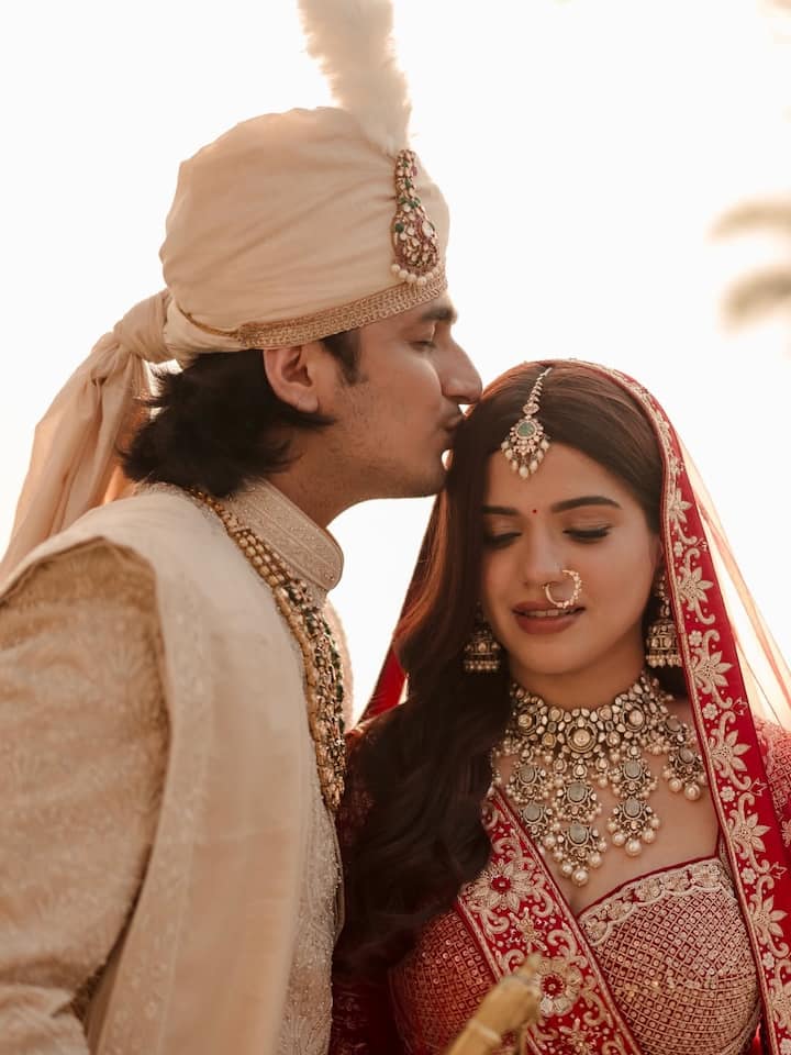 भाविन ने जो तस्वीरें शेयर की हैं. उसमें से कुछ में वो अपनी दुल्हन के साथ रोमांटिक होते हुए भी नजर आए. कपल की इस केमिस्ट्री पर फैंस भी दिल हार बैठे हैं.