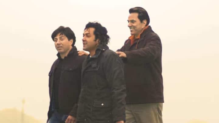 धर्मेंद्र की आइकॉनिक फिल्मों की लिस्ट में 'अपने' भी शामिल है. इसमें धर्मेंद्र कीॉ दोनों बेटे सनी देओल और बॉबी देओल भी हैं. 'अपने' अब प्राइम वीडियो पर स्ट्रीम हो रही है.