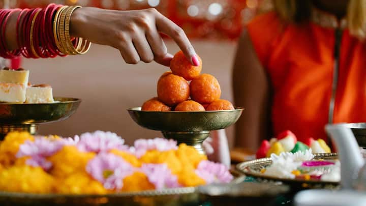 এতে বিবাহ সম্পন্নকারী কাজী বা পুরোহিত, পরিবারের সদস্য, গ্রামের প্রধান বা কোনো সম্প্রদায়ের বয়োজ্যেষ্ঠ, আয়োজনকারী বা বরযাত্রী পরিচালনা করার দায়িত্বে থাকা ব্যক্তিরা অন্তর্ভুক্ত। যদি এই ব্যক্তিরা জানেন যে এটি দ্বিতীয় বিবাহ, এবং তা সত্ত্বেও তারা পুলিশকে খবর না দেন, তবে তারাও শাস্তির যোগ্য হবেন।