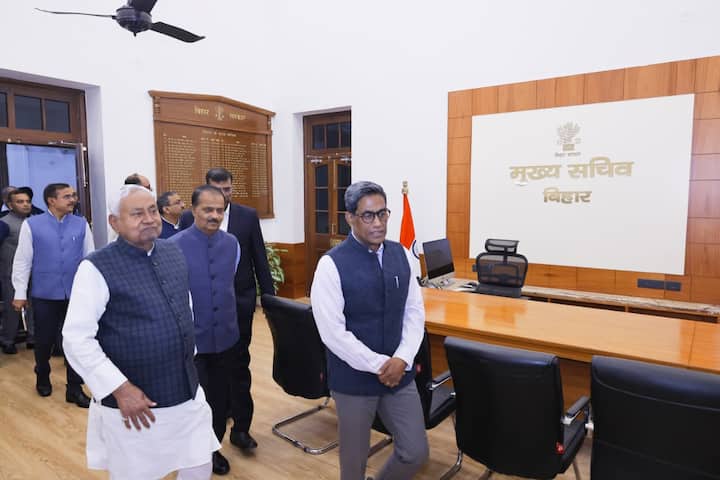 निरीक्षण के दौरान मुख्यमंत्री के प्रधान सचिव दीपक कुमार, मुख्य सचिव प्रत्यय अमृत, विकास आयुक्त डॉ. एस सिद्धार्थ सहित अन्य वरीय अधिकारी उपस्थित थे.