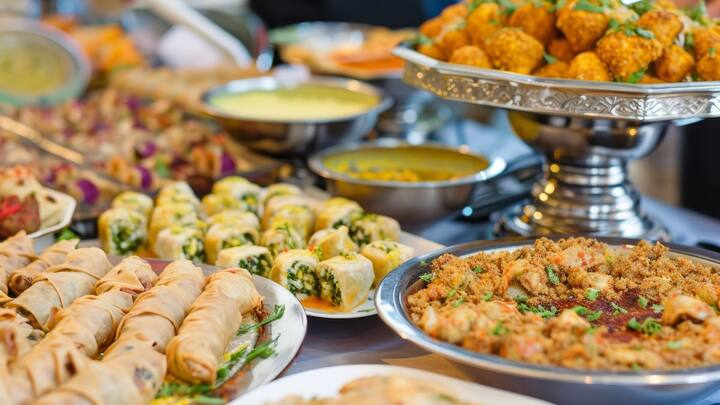 কিন্তু তার সঙ্গে আরও একটি বিষয় আলোচনায়। এই আইনটি কেবল পুরুষদের মধ্যেই সীমাবদ্ধ নয়, বরং সেই বিয়েতে জড়িত ব্যক্তি, আয়োজক এবং বিবাহ সম্পন্নকারীদেরও সমানভাবে দায়ী করে।