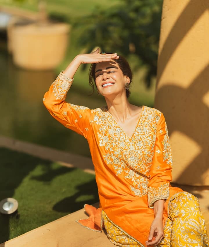 वेस्टर्न के अलावा एक्ट्रेस ट्रेडिशनल लुक में भी बला को हसीन दिखती हैं. इस फोटो में एक्ट्रेस सूट पहने नजर आ रही है, जिसमें वो बेहद खूबसूरत दिख रहीं हैं.