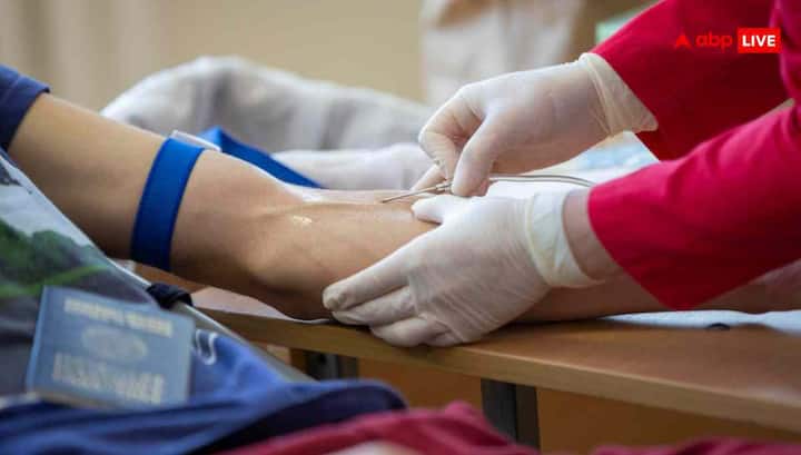 अचानक शुगर कम होने के पीछे कई कारण हो सकते हैं. जैसे खाना कम लेना या खाना भूल जाना, अचानक या ज्यादा फिजिकल एक्टिविटी. दवाओं की ज्यादा खुराक, खासकर इंसुलिन, दूसरी बीमारी या संक्रमण इन कारणों से शरीर की ऊर्जा तेजी से खत्म हो जाती है और शुगर लेवल गिर जाता है.