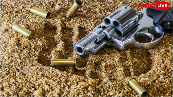 अमेरिकी कानून के मुताबिक, कोई भी अमेरिकी नागरिक राइफल या छोटा हथियार रख सकता है. इसके लिए न्यूनतम उम्र 18 साल है. हालांकि, किसी भी व्यक्ति को एके-47 जैसे खतरनाक हथियार रखने की इजाजत नहीं होती है.