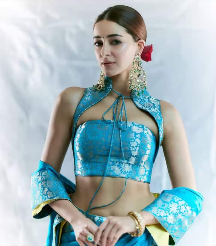 गहनों से लेकर मेकअप और हेयरस्टाइल तक, सब कुछ परफेक्ट था। उन्होंने अपने लुक को लंबे सुनहरे चांदबाली झुमकों से पूरा किया। इन झुमकों में हरे नीलम और मोती की सजावट है, जो इनकी खूबसूरती में चार चाँद लगा रही है। उन्होंने अपने बालों में गुलाब लगाकर अपने लुक को पूरा किया।