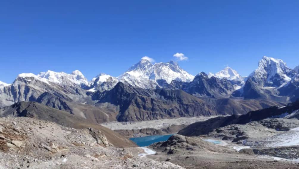 हिमालयन रेंज की लंबाई लगभग 2,400 से 2,500 किलोमीटर है.