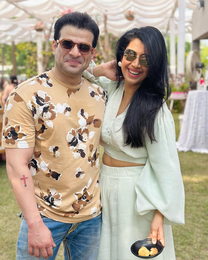 करण पटेल की रियल लाइफ वाइफ का नाम अंकिता भार्गव है.