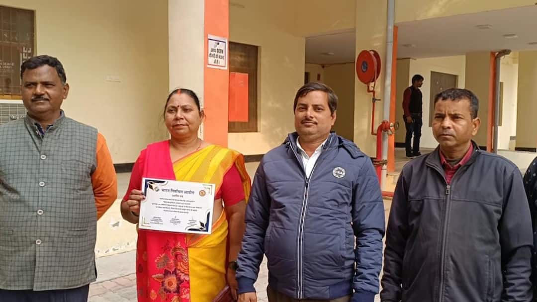 SIR in UP: वाराणसी में 6 BLO ने किया कमाल, समय से पहले पूरा किया SIR का काम, जिला प्रशासन ने किया सम्मानित SIR in UP Varanasi Administration honored Six BLOs for completing SIR before time ann SIR in UP: वाराणसी में 6 BLO ने किया कमाल, समय से पहले पूरा किया SIR का काम, जिला प्रशासन ने किया सम्मानित