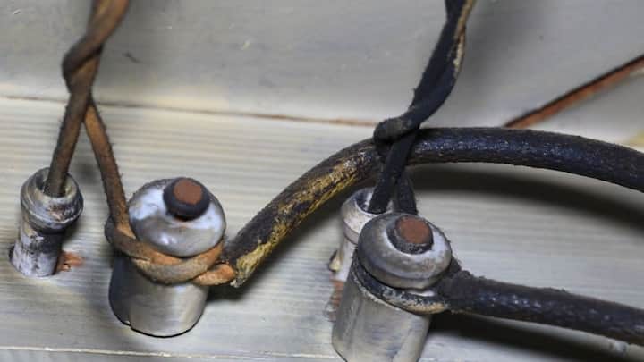 अगर आपकी बिजली की वायरिंग पुरानी है. तो कम वॉट वाला मॉडल लेना समझदारी होगी. इसके अलावा प्रेशर की जांच करें. अगर आप हाई राइज बिल्डिंग में रहते हैं. तो आपको ऐसा इंस्टेंट गीजर चाहिए जो हाई वॉटर प्रेशर को संभाल सके.