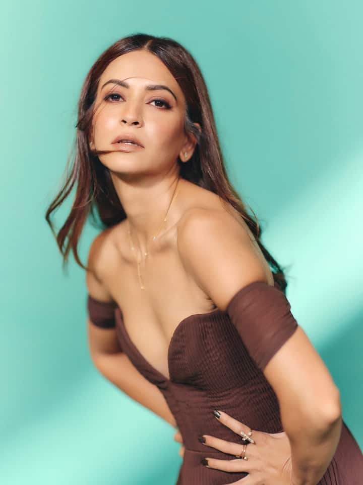 कृति खरबंदा ने ब्राउन कलर की ड्रेस कैरी की है. इसके साथ उन्होंने कई अलग-अलग सिजलिंग पोज देते हुए अपने पिक्चर्स शेयर किए हैं.