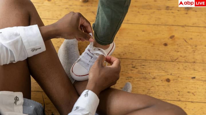 बेंडोपीना वह स्थिति है जब झुकने के कुछ ही सेकंड के भीतर सांस फूलने लगती है. यह जूते पहनते समय, मोजे चढ़ाते समय या फर्श से कोई चीज उठाते वक्त महसूस होती है. जैसे ही व्यक्ति सीधा खड़ा होता है, तकलीफ कम हो जाती है. यह पैटर्न बताता है कि दिल बढ़ते प्रेशर को संभाल नहीं पा रहा.