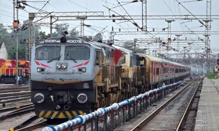 वहीं सुनवाई के दौरान कोर्ट ने यह भी सवाल खड़ा किया है कि ऑनलाइन टिकट वालों को ही बीमा कवर क्यों मिलता है. जबकि लाखों लोग आज भी ऑफलाइन टिकट लेते हैं और वह इस सुविधा से वंचित क्यों है. कोर्ट ने साफ कहा है कि इसका जवाब रेलवे को देना होगा कि यह भेदभाव क्यों होता है.