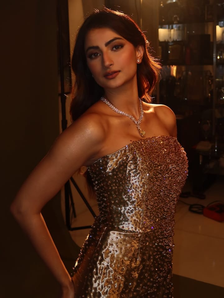 ये शिमरी गाऊन अदाकारा पर काफी जच भी रहा है. गाउन के अपर पार्ट को बॉडी फिटेड बनाया गया है और इसमें गोल्डन स्टोंस की बारीक कारीगरी की गई है. ये गोल्डन स्टोंस ही इस गाउन की खूबसूरती को और भी बढ़ा रहा है.