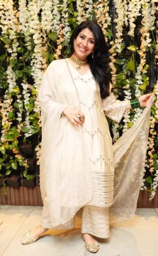 इस ऑल व्हाइट सूट में अंकिता बला की हसीन दिख रही है. उन्होंने हैवी ज्वैलरी कैरी की है साथ ही सटल मेकअप किया और खुले रखे हैं.