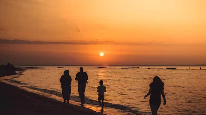 બ્લુ ઝોનમાં પરિવાર, મિત્રો અને પાડોશીઓ સાથે સંબંધોને ખૂબ મહત્વ આપવામાં આવે છે. આ સામાજિક જોડાણો તણાવ વધારતા હોર્મોને ઘટાડે છે અને માનસિક સ્વાસ્થ્ય સારું રાખે છે. જ્યારે એકલતા અનેક બીમારીઓનું કારણ બની શકે છે. આ કારણે અહીં સાથે ભોજન કરવું, એકબીજાની મદદ કરવી અને મળીને સમય પસાર કરવાની મજબૂત પરંપરા છે.