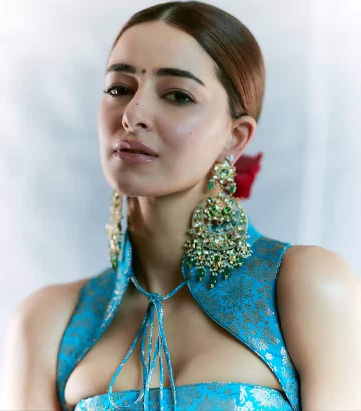 इस बनारसी साड़ी का ब्लाउज़ डिज़ाइन भी बेहद खूबसूरत है। इसमें पारंपरिक और आधुनिक स्पर्श का संगम है, जो अनन्या पांडे के ओवरऑल लुक को निखारता है। इस स्लीक हॉल्टर नेक ब्लाउज़ में ड्रॉस्ट्रिंग है, जो उनकी नेकलाइन की ओर ध्यान खींचती है।