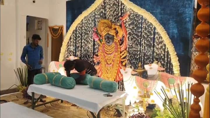 शादी में शामिल होने के लिए पूर्व सांसद कपिल मुनि करवरिया और उनके छोटे भाई पूर्व एमएलसी सूरजभान करवरिया को इलाहाबाद हाईकोर्ट से पेरोल मिली है.